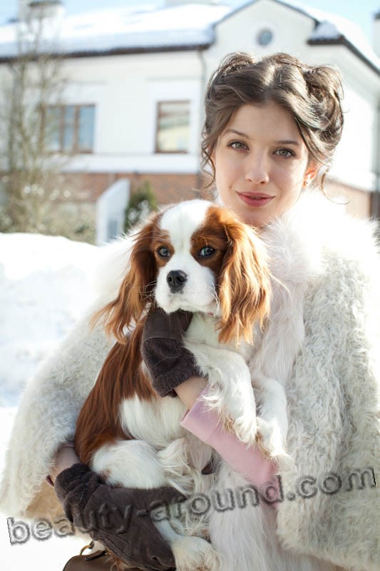 Анна Чиповская с собакой на руках фото
