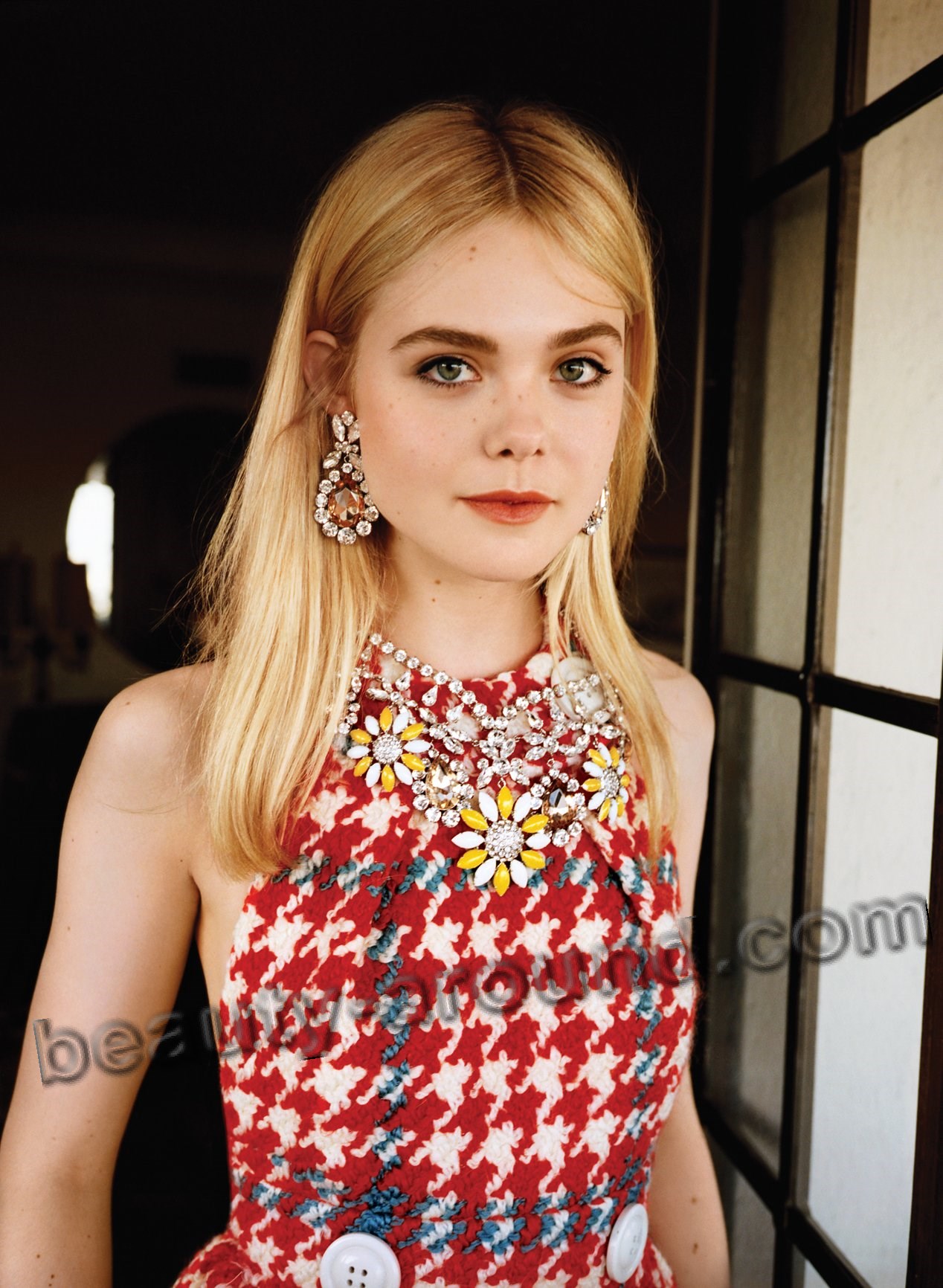 Elle Fanning cute Hollywood actress photo