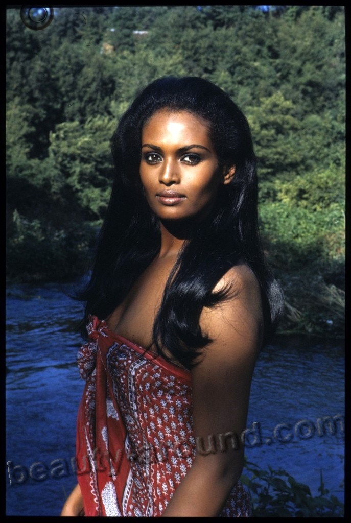Sexy black woman Zeudi Araya Italian actress of Ethiopian descent photo