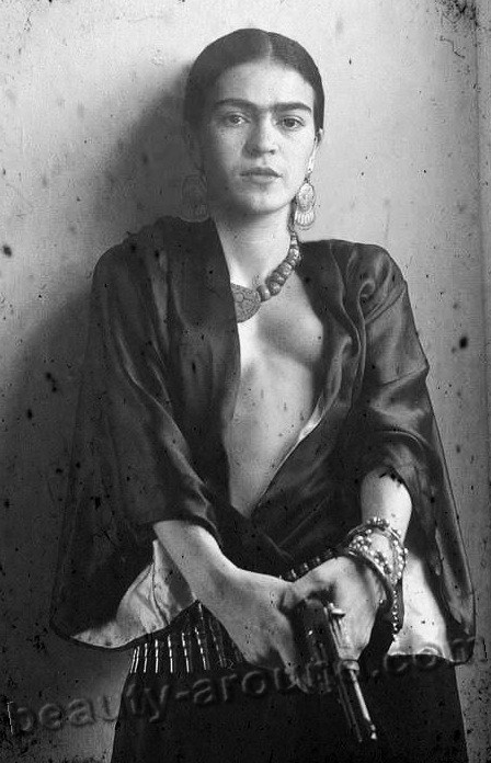 Фрида Кало с револьвером фото