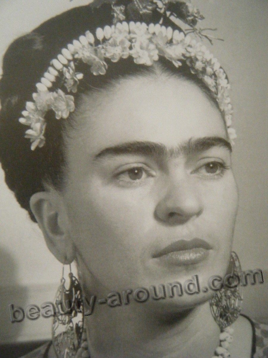 Фрида Кало с украшением в волосах фото