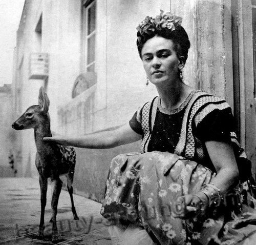 Фото Фриды Кало с  животными: с оленёнком