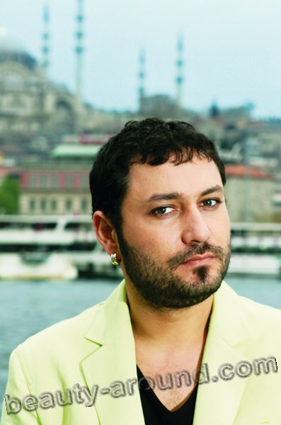 gypsy man Hüsnü Şenlendirici is a Turkish musician photo