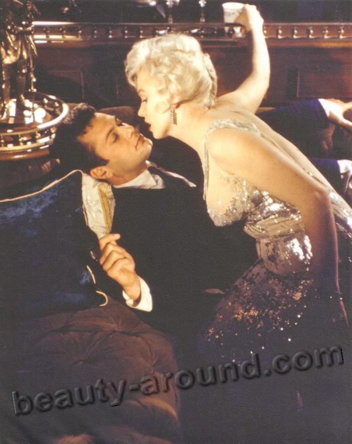  В джазе только девушки (Некоторые любят погорячее) / Some Like It Hot (1959) Тони Кёртис и Мэрэлин Монро, фото, кадры из фильма, поцелуй