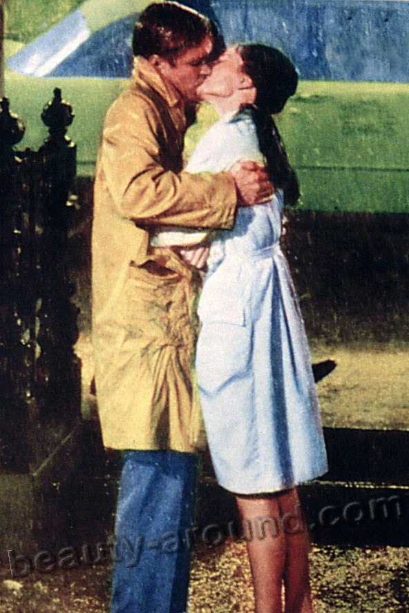 Завтрак у Тиффани / Breakfast at Tiffany's (1961) Джордж Пеппард и Одри Хепбёрн, фото лучший поцелуй под дождём, кадры из фильма