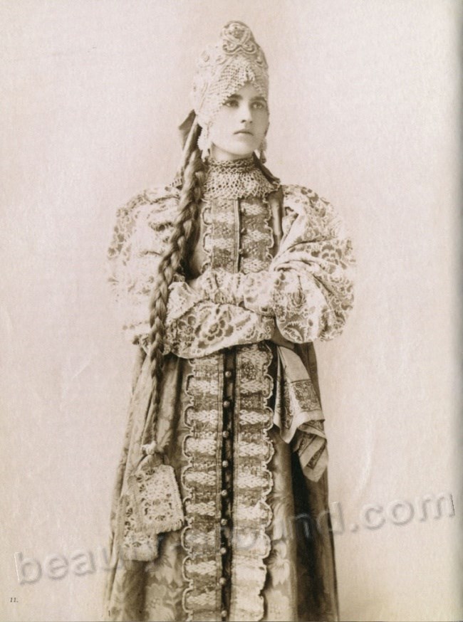 Красивая русская женщина в национальном костюме фото