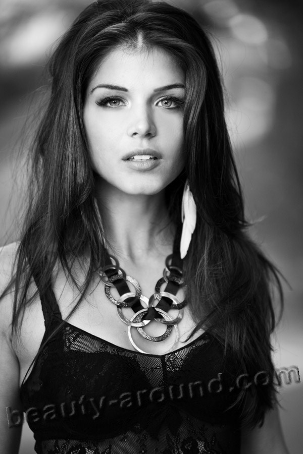 TV series actress Marie Avgeropoulos photo