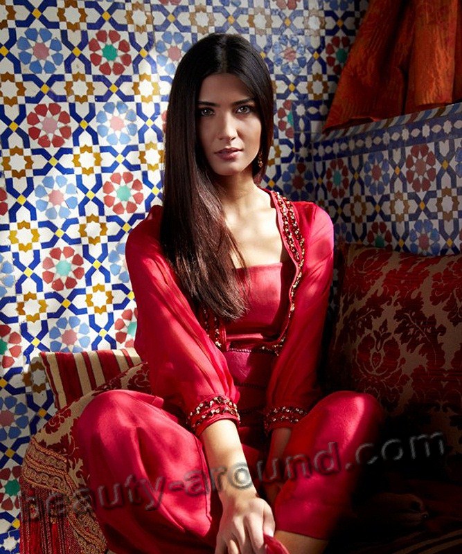 Tuba Büyüküstün / Tuba Buyukustun, Turkish actress, photo from magazines, photo in Arabic style