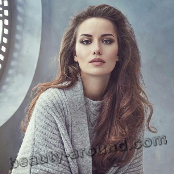 Fahriye Evcen most beautiful Turkish actress photo