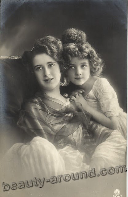 Чёрно-белое фото мамы с ребёнком