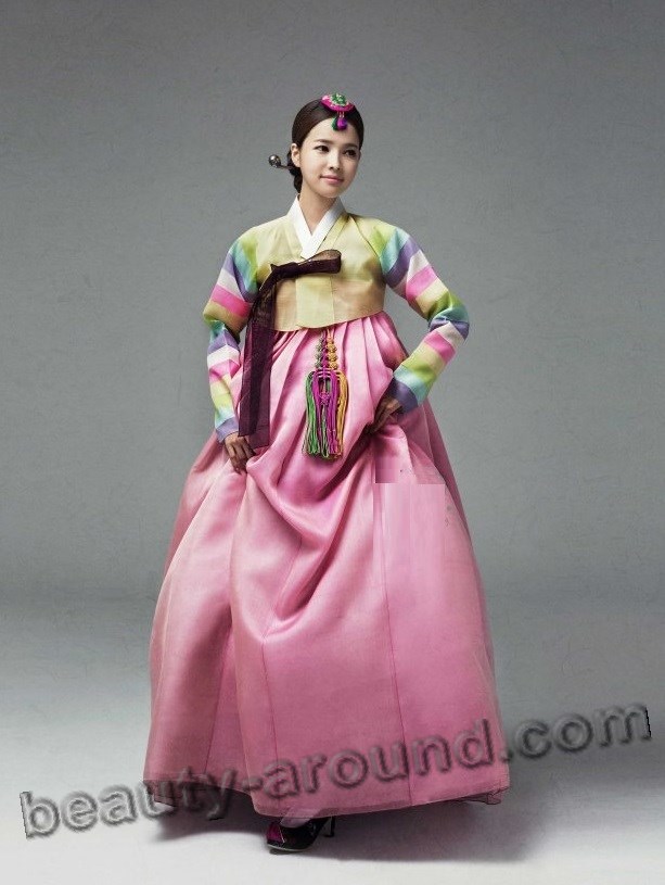 Корейская невеста в свадебном наряде ханбок фото