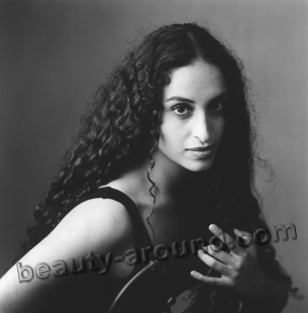 Achinoam Nini Israeli singer to a Yemeni-Jewish family photo