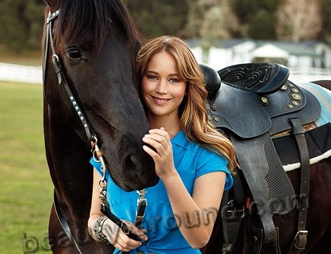 Американская актриса Дженнифер Лоуренс / Jennifer Lawrence фото с лошадью