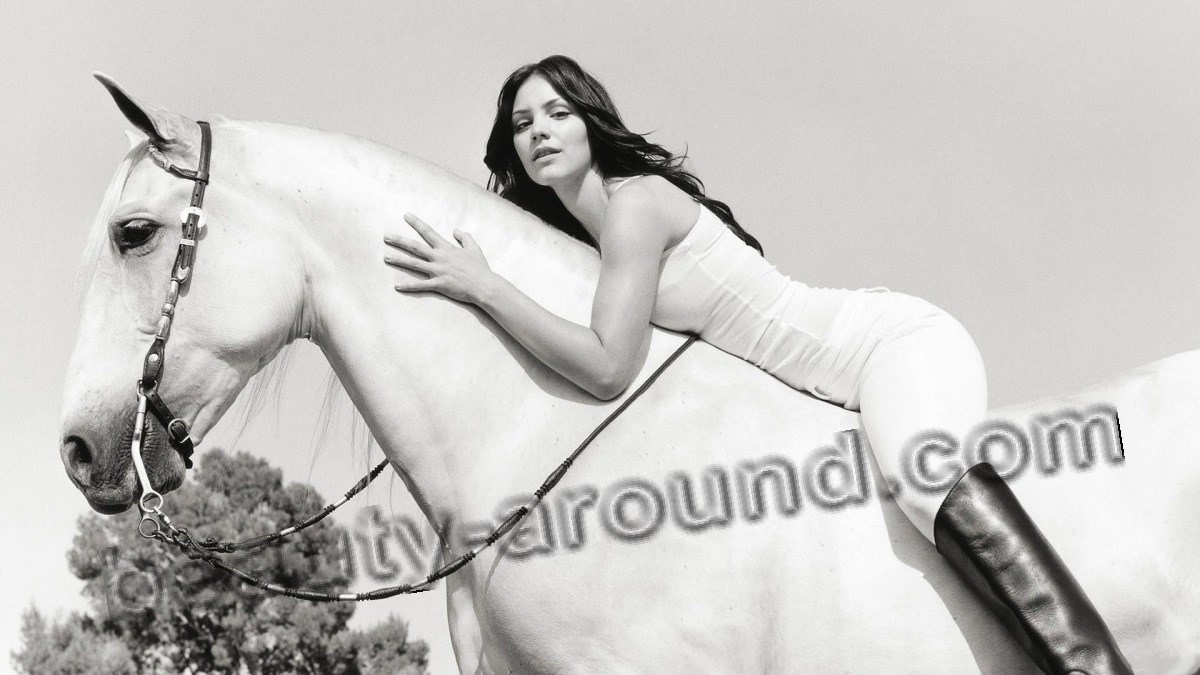 Американская певица Кэтрин Макфи / Katharine McPhee фото с лошадью