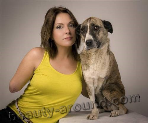 Айдан Шенер с собакой фото