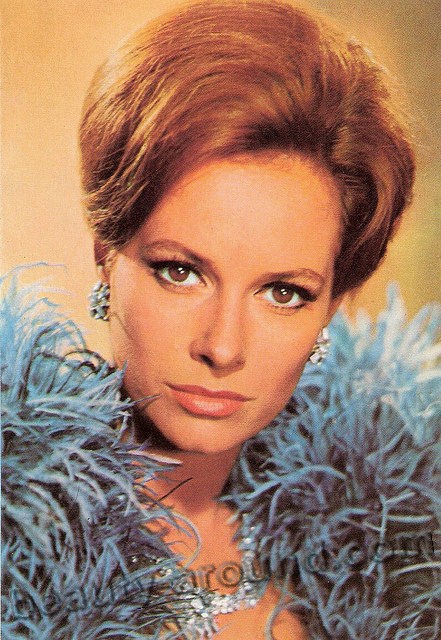 Лучана Палуцци / Luciana Paluzzi в роли Фионы Вольпе в фильме Шаровая молния о ДжеймсеБонде Агенте 007  - итальянская актриса.