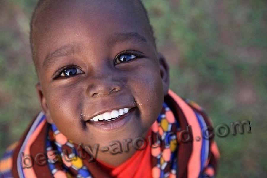 улыбающийся Нигерийский мальчик фото