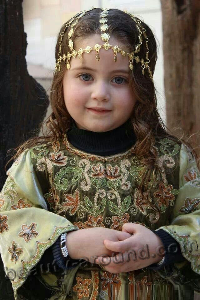 Красивая Палестинская девочка