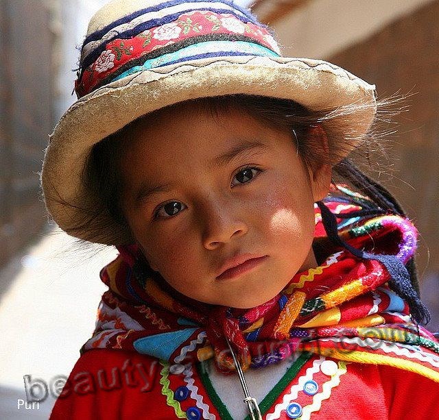 очаровательная перуанская девочка в шляпе фото