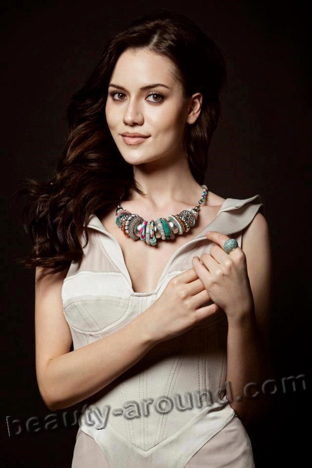 Beautiful actress Fahriye Evcen photo