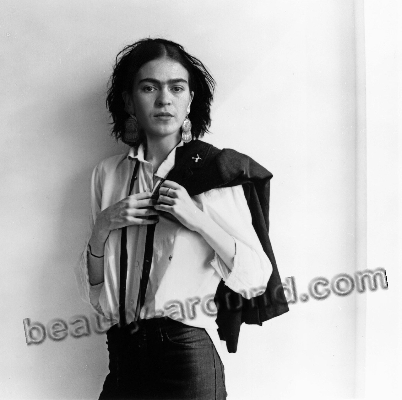 Фрида Кало в современном брючном костюме фото