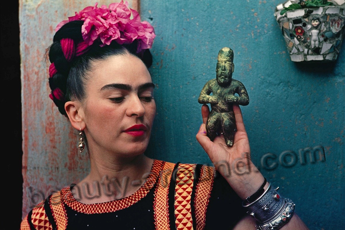 Фрида Кало со статуэткой фото