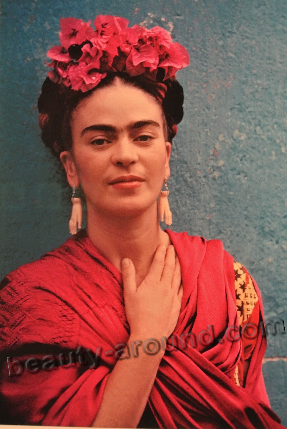 Фрида Кало с цветочным венком в волосах фото