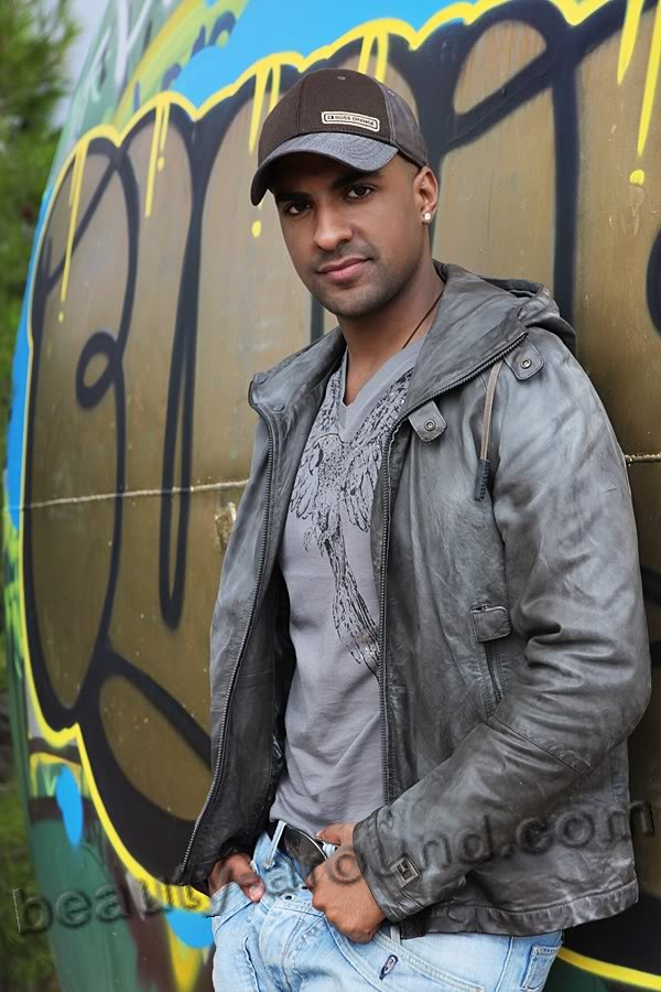 Isaias Matiaba handsome Greek singer photo