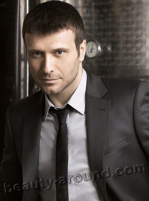 Giannis Ploutarhos handsome Greek singer photo