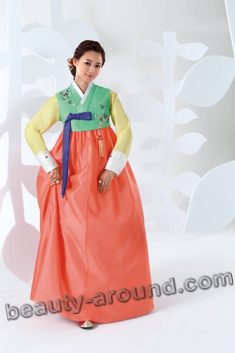Кореянка в традиционном костюме ханбок фото