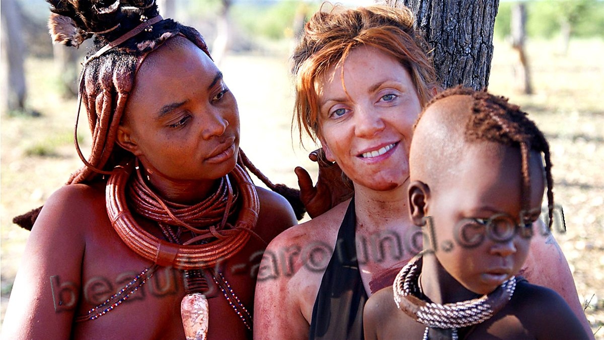 Турист в африканском племени фото
