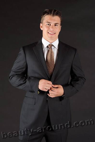 Sexual  Zachary Parise is an American professional hockey player photo