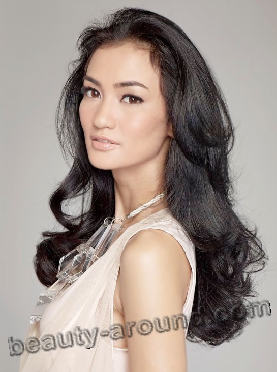 Atiqah Hasiholan photo, famous Indonesian actress, Indonesian women photos