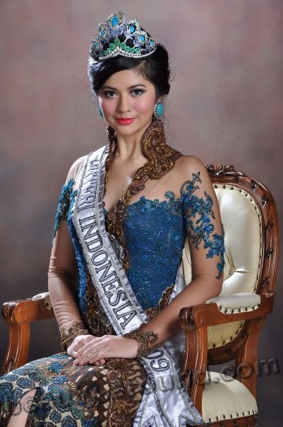 Qory Sandioriva photo, miss Puteri Indonesia 2009 winner, beautiful Indonesian women photos
