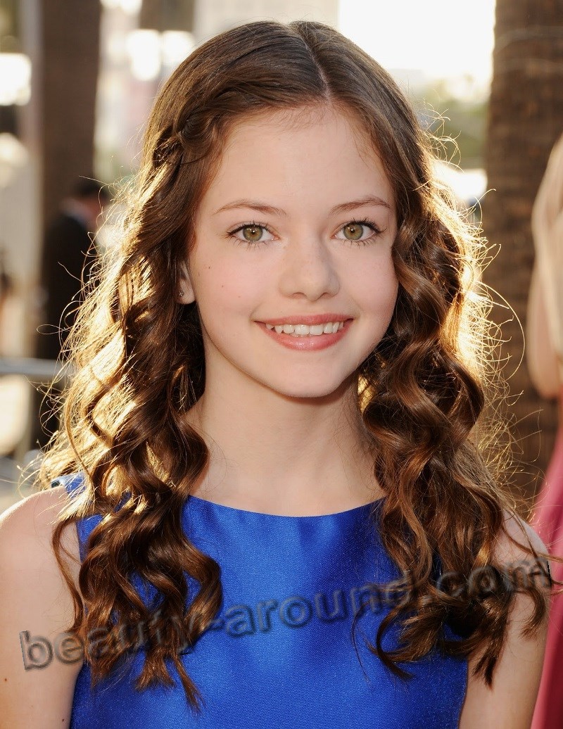 Smile of Mackenzie Foy photo