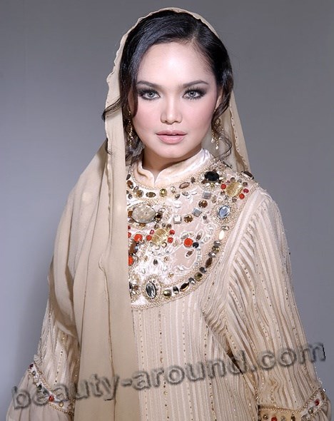 Beautiful Malaysian women. Siti Nurhaliza Malaysian singer photo