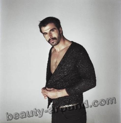 Mehmet Akif Alakurt с оголённой грудью фото