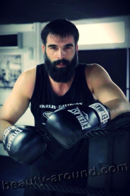 Mehmet Akif Alakurt в боксёрских перчатках фото