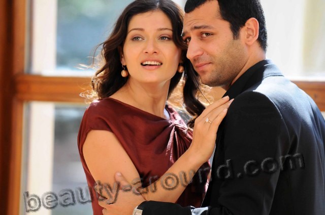 Murat Yildirim and Nurgül Eshilchay photo together