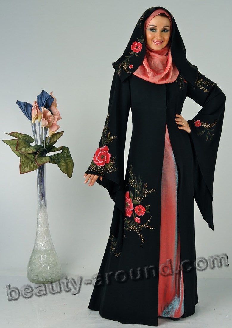 Фото чёрной абайи с хиджабом