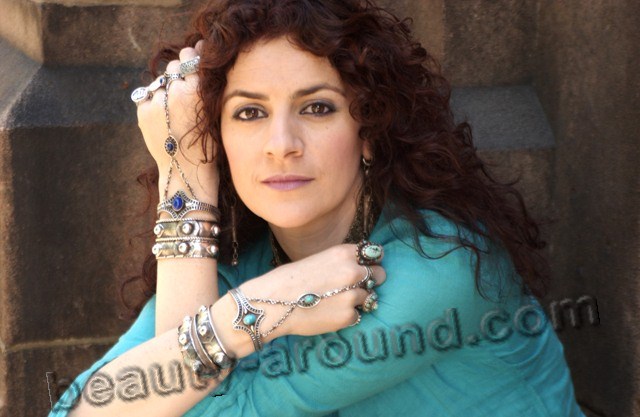Rim Banna Palestinian singer picture
