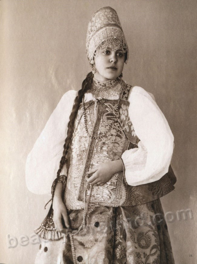 Русская красавица в национальном костюме фото