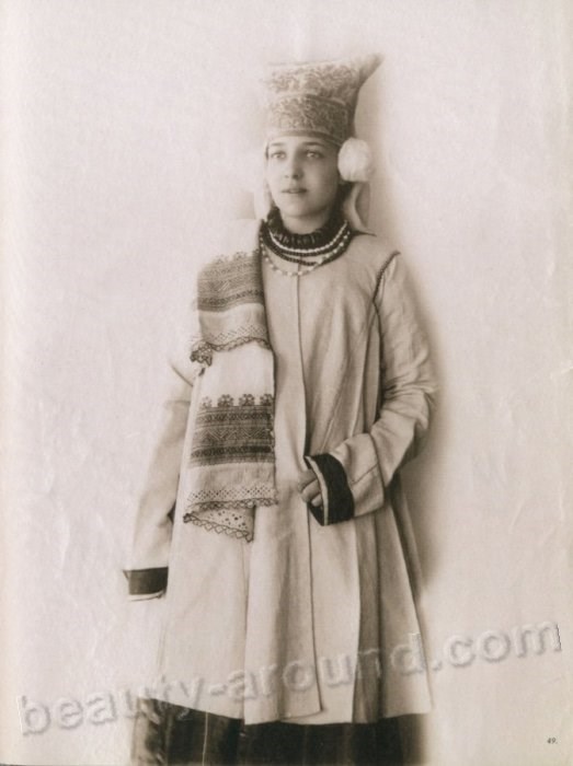 Russian women in national costumes photos