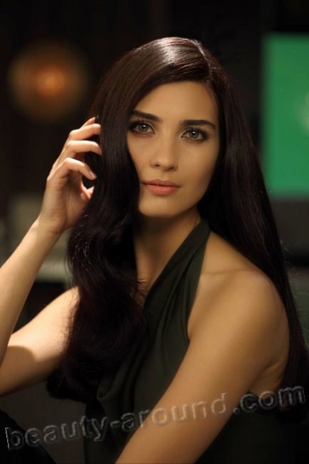 Tuba Buyukustun beautiful Turkish actress photo