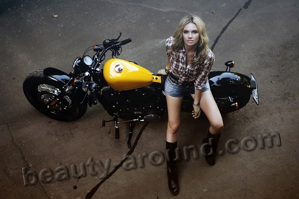 Анастасия Трегубова сексуальное фото на мотоцикле Харлей Девидсон фото