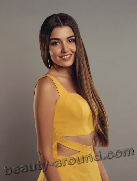 Hande Erçel Turkish model and actress photo