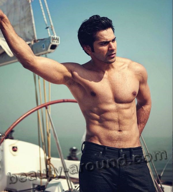 Varun Dhawan с мокрым торсом фото