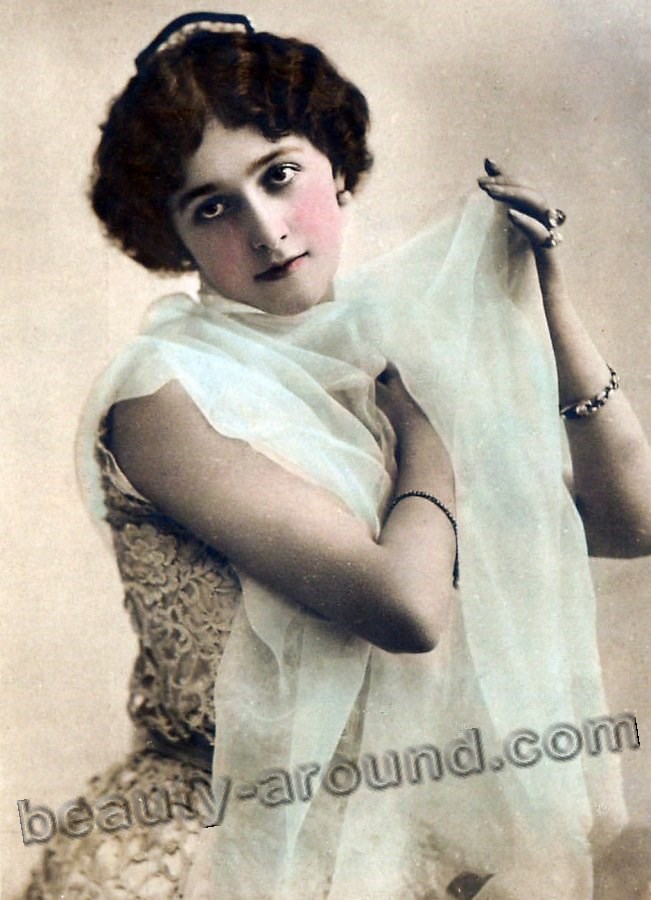Винтажное фото девушки с шарфиком