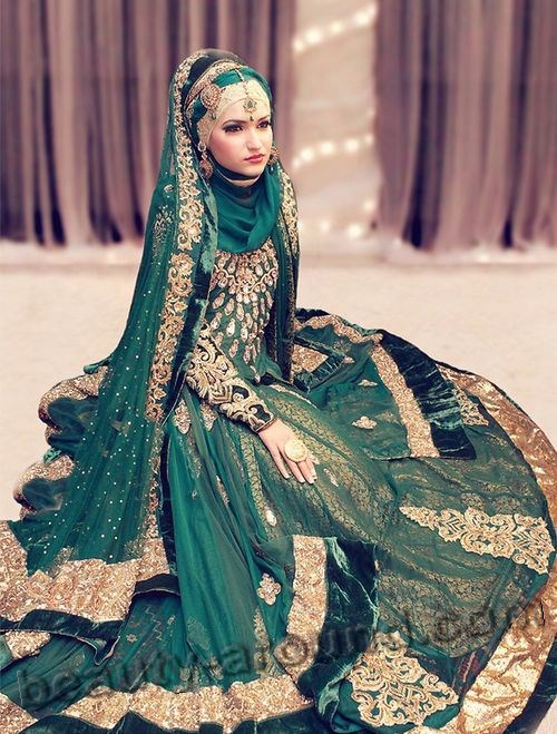 Малазийская невеста в мусульманском платье и хиджабе фото