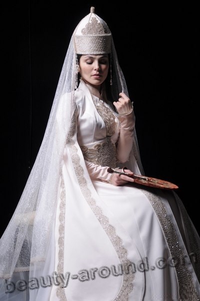 Кавказская кабардинская невеста в традиционном платье фото